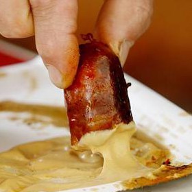 PECENA KLOBASKA V BUFETE NA CHATE PIECKY